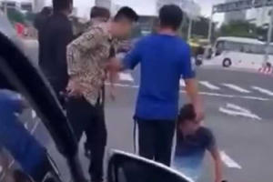 [Video]: Nhóm thanh niên hành hung dã man tài xế Grap vì mâu thuẫn khi tham gia giao thông