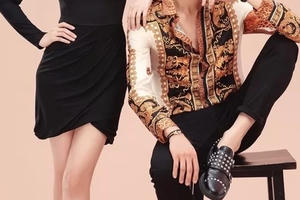 Không phải Trấn Thành, Hari Won tình tứ tạo dáng bên “trai lạ”