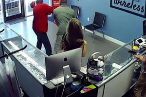 Thẳng tay đấm người lạ mặt vì dám “soi” vòng ba của bạn gái mình