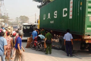 TP HCM: Sau giờ tan ca, nữ công nhân bị xe container cán chết thảm