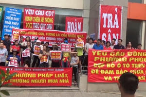 Chung cư BMM: Cư dân căng băng rôn, đề nghị làm rõ sai phạm của chủ đầu tư