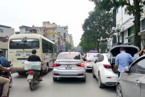 Giao thông nhiều tuyến Hà Nội bị "tê liệt" vì ô tô đỗ dưới lòng đường