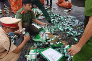 Quảng Bình: Nhiều người đi đường chung tay giúp tài xế gom hàng ngàn lon bia đổ trên quốc lộ