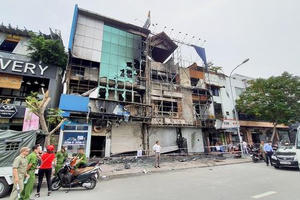 Lửa bốc cháy dữ dội tại chi nhánh ngân hàng Eximbank