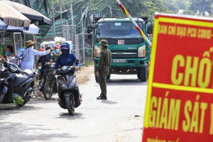 Hà Nội: Bắt giữ người đàn ông say rượu cầm kiếm đuổi đánh cán bộ chốt kiểm dịch Covid-19