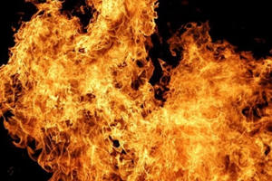 Video: Người phụ nữ đổ xăng tự thiêu trước cổng trường do nghi ngờ chồng ngoại tình