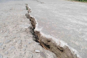 TP. Huế: Đường dân sinh nứt nẻ do sạt lở, dân bất an