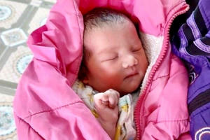 Hải Dương: Phát hiện bé gái sơ sinh bị bỏ rơi bên vệ đường