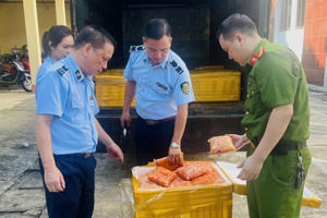 Lào Cai: Liên tiếp ngăn chặn xử lý 03 lô hàng gần 4000kg thực phẩm  bẩn vào địa bàn tỉnh