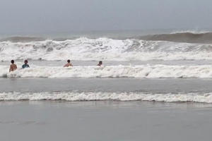 Tắm biển lúc tinh mơ, một hiệu trưởng ở Đà Nẵng bị sóng cuốn tử vong