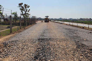 Người dân lo lắng vì đường gom dự án nâng cấp Ql 7A cao “bất thường"