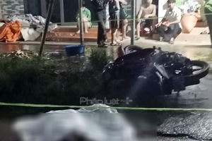 Hà Giang: Đâm vào cọc tiêu ven đường, 2 người đi xe máy thương vong