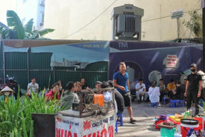 Tấm biển quảng cáo bị rách ở số 4 Trần Hưng Đạo