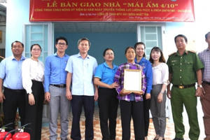 Bình Dương: Trao tặng “Mái ấm 4/10” cho gia đình đặc biệt khó khăn