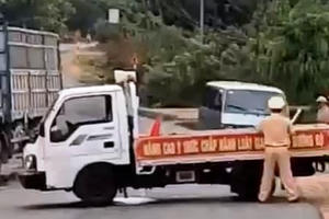 Gia Lai: Xe ô tô khách lao thẳng vào xe tuần tra giao thông, làm 1 chiến sỹ bị thương