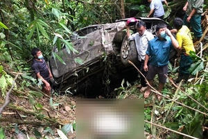 Ô tô bán tải lao xuống vực sâu 50 m, hai người tử vong