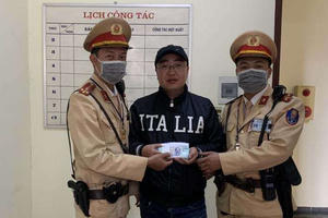 Người đàn ông "mừng rơi nước mắt" khi nhận lại số tiền 50 triệu đồng từ CSGT