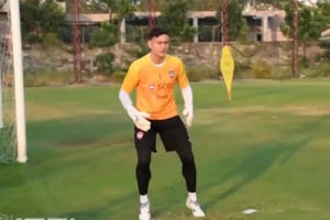 Thủ thành Văn Lâm miệt mài luyện tập tại CLB Muangthong United