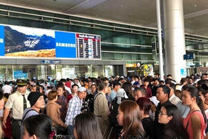 ‘Biển người’ đón Việt kiều ở sân bay Tân Sơn Nhất