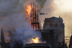 Hình ảnh quốc tế ấn tượng trong tuần: Ngọn lửa hung bạo bao trùm nhà thờ Đức Bà Paris