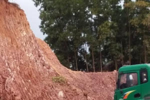 Bắc Giang: Mỏ đất ở xã Lam Cốt cấp phép “một đằng làm một nẻo”
