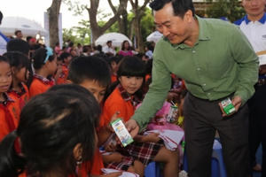 Qũy sữa vươn cao Việt Nam và Vinamilk trao tặng 44.709 ly sữa cho trẻ em tỉnh Hưng Yên