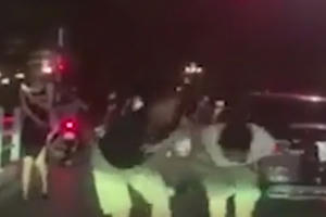 Clip: Tài xế xe sang hỗn chiến với đôi nam nữ đi xe máy khi va chạm giao thông