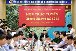 Phó Thủ tướng Trịnh Đình Dũng chủ trì cuộc họp ứng phó bão số 13
