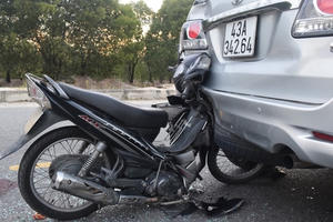 Xe máy đâm vào xe ôtô dừng sự cố có được bồi thường?