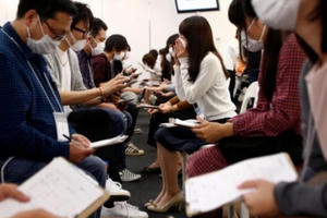 Trào lưu hẹn hò bịt mặt cấp tốc nở rộ tại Nhật