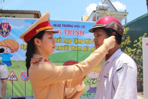 CSGT Đắk Lắk tổ chức tuyên truyền và tặng 150 mũ bảo hiểm trong dịp nghỉ lễ 30/4 và 1/5 cho người dân