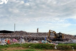 Người dân ở Trà Vinh khốn khổ vì bãi rác ô nhiễm, ăn cơm phải đóng cửa