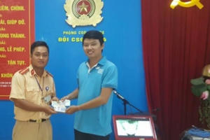 20 triệu đồng được CSGT Thủ đô trả lại cho người bị mất