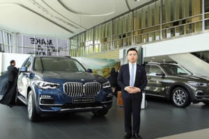 Xe mới vẫn tấp nập ra mắt dù showroom đóng cửa