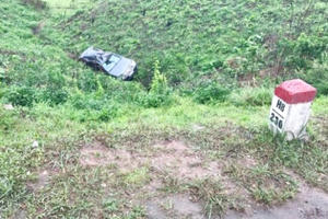 Quảng Ninh: “Xế hộp” lao xuống vực, 5 người thoát chết