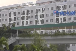 TP HCM: Lắp mái che trên cầu bộ hành để "hút" người dân sử dụng