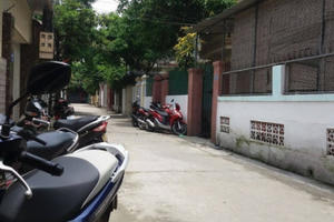 Mẹ khóc ngất khi thấy con trai út tử vong trong tư thế treo cổ