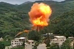 Mảnh vỡ 'khủng' từ tên lửa Trung Quốc rơi trúng khu dân cư nổ đỏ trời