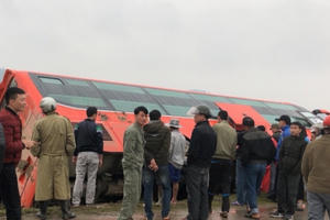 Xe giường nằm lật xuống ruộng sau cú bẻ lái bất ngờ