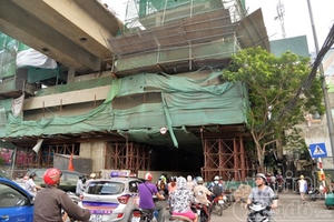 Dự án đường sắt trên cao Cát Linh - Hà Đông: Sắt lại rơi trúng người đi đường