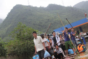 Mai Châu - Hòa Bình: Người dân đi bè qua QL6 vì nước ngập sâu hơn 1m