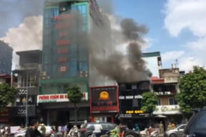 Hà Nội: Cháy lớn tại nhà hàng "Món ăn ngon đường phố" Hà Nội: Cháy lớn tại nhà hàng "Món ăn ngon đường phố"