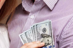 Từ 2021, lương của chồng có thể chuyển sang tài khoản của vợ?