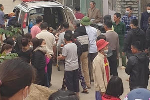 Đang đan thép, hai người bị điện giật thương vong Đang đan thép, hai người bị điện giật thương vong