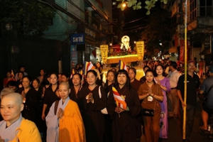 Hà Nội: Hàng ngàn phật tử Chùa Trấn Quốc hoan hỉ kính mừng Phật đản