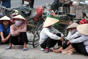 Những nẻo mưu sinh của phụ nữ nơi thành thị: Nỗi niềm ai hiểu? Những nẻo mưu sinh của phụ nữ nơi thành thị: Nỗi niềm ai hiểu?