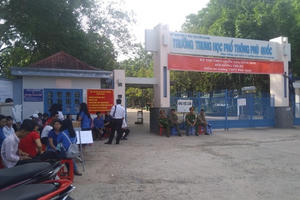 Gần 500 học sinh phải thi lại vì thầy giáo làm lộ đề Gần 500 học sinh phải thi lại vì thầy giáo làm lộ đề