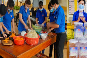 Tuổi trẻ Bình Phước làm những hũ dưa cà gửi tuyến đầu chống dịch Covid-19 Tuổi trẻ Bình Phước làm những hũ dưa cà gửi tuyến đầu chống dịch Covid-19