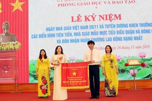 Phòng GD&ĐT quận Hà Đông đón nhận Huân chương Lao động hạng Nhất