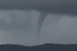 Quảng Ninh: Lý thú với clip "vòi rồng" khổng lồ xuất hiện trên đảo Cô Tô